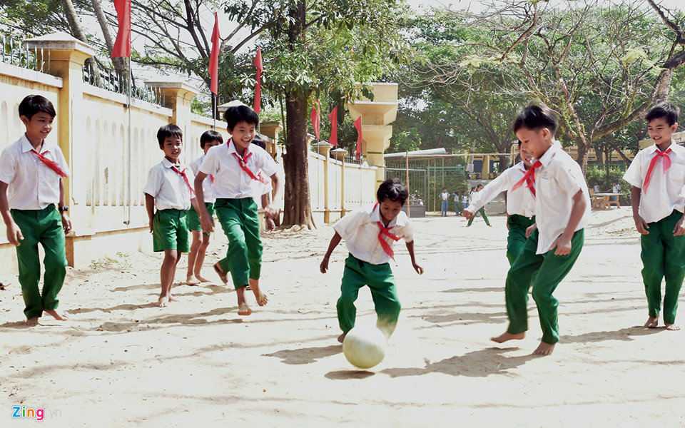 Nghị lực phi thường của cậu bé tý hon ở Quảng Ngãi
